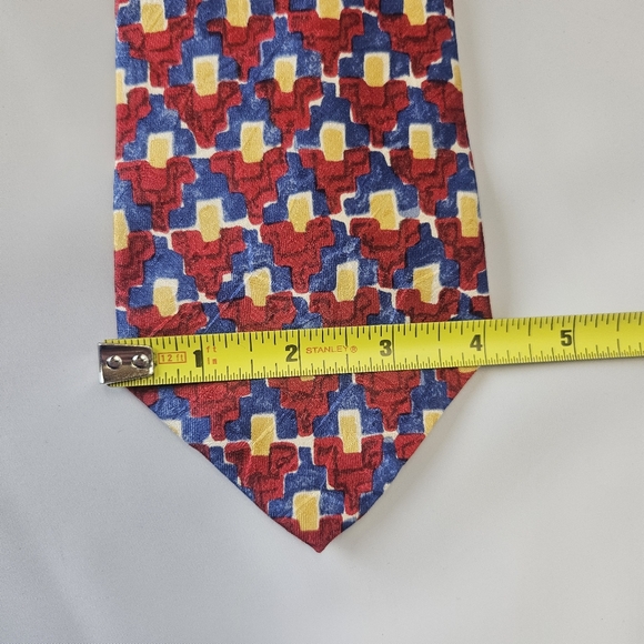 Metropolitan Museum of Arts Silk Red Blie Yellow Tie - Picture 3 of 3